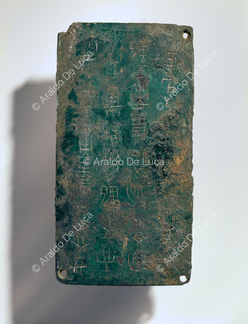 Tavoletta con iscrizione in caratteri 