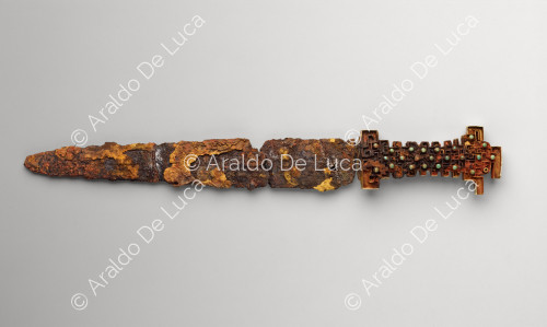 Terracotta army. Dagger with gold handle and glass and turquoise bezels