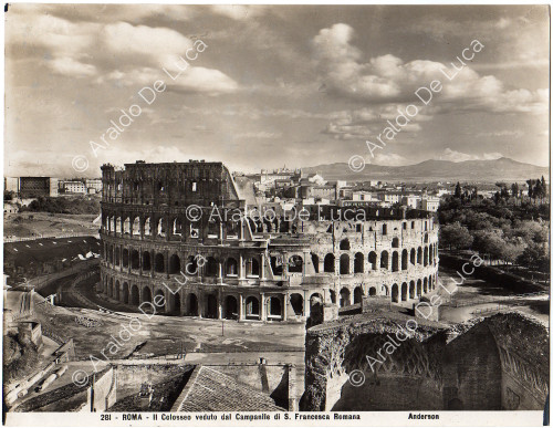 Roma il Colosseo visto dal Campanile di S. Francesca Romana