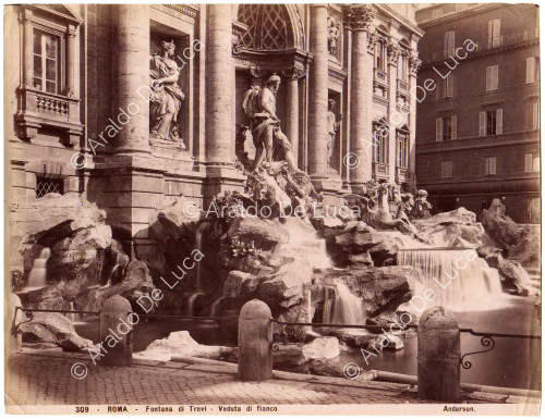 Roma Fontana di Trevi veduta di fianco