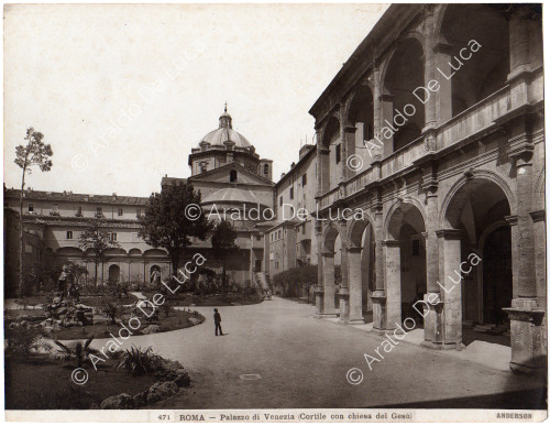 Roma Palazzo di Venezia Cortile con Chiesa del Gesù
