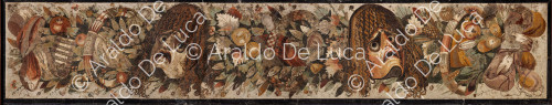 Emblema con festón con máscaras, flores, hojas y fruta. Mosaico. 
