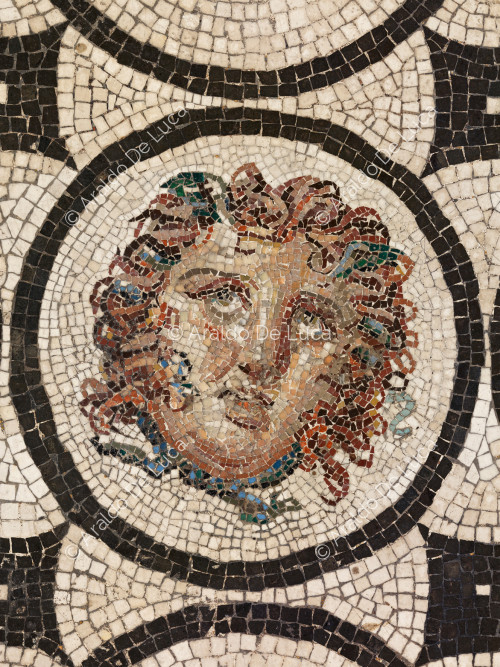 Emblema con cabeza de Medusa. Mosaico