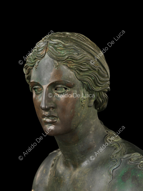 Estatua en bronce de Apolo Saettante. Detalle