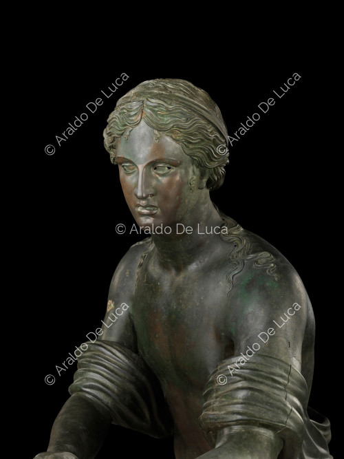 Estatua en bronce de Apolo Saettante. Detalle