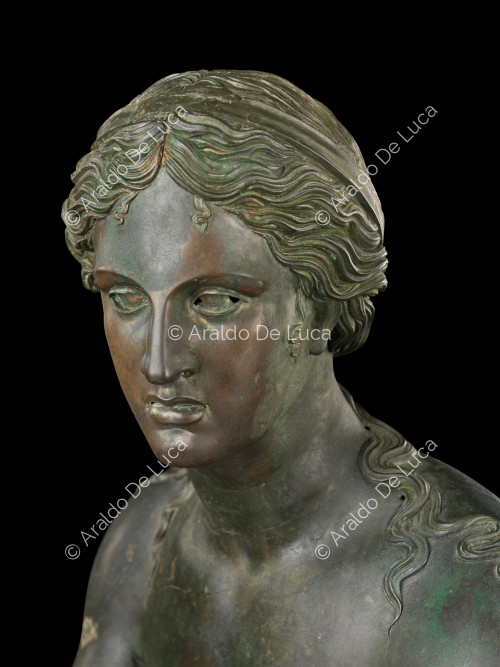 Statua in bronzo di Apollo Saettante. Particolare