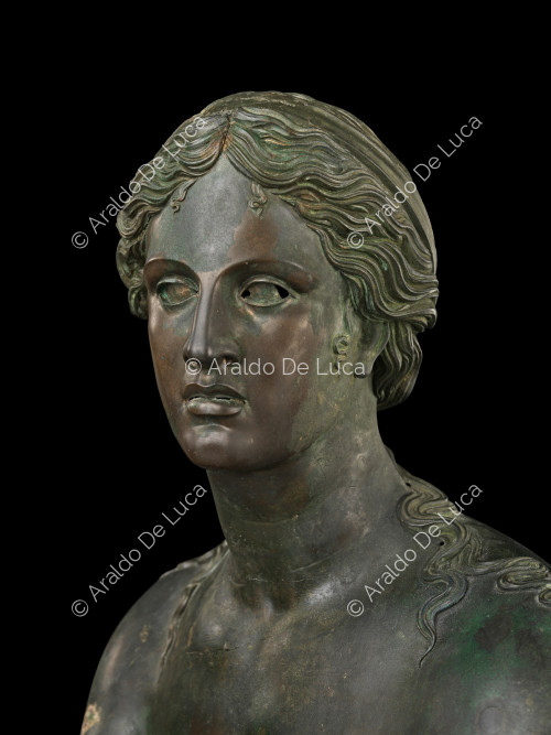 Estatua en bronce de Apolo Saetttante. Detalle