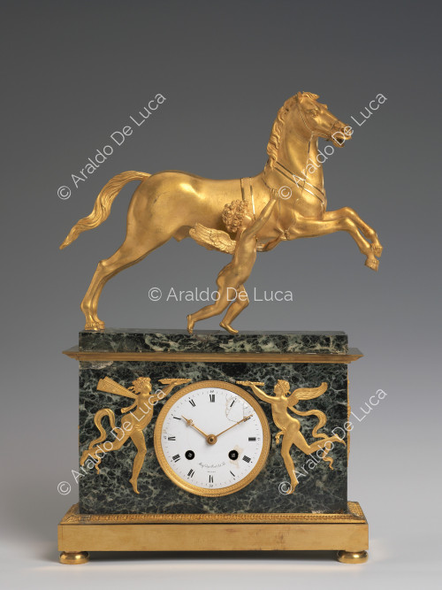 Horse driven by a cupid - Table clock