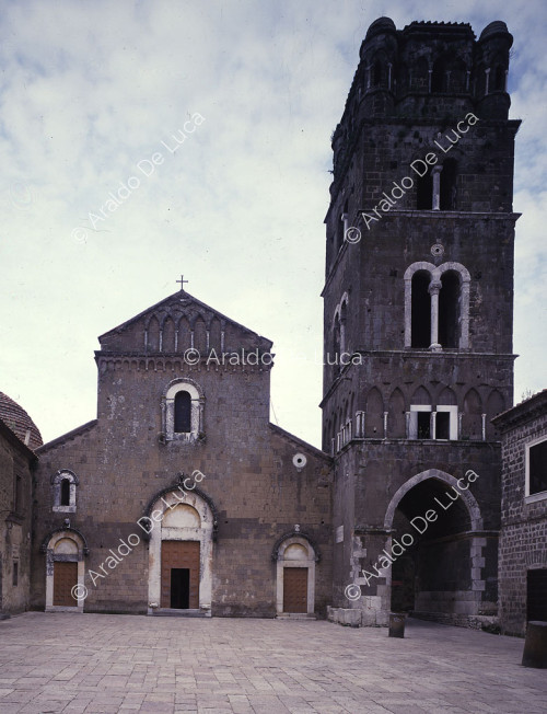 Die Kathedrale. Fassade und Glockenturm