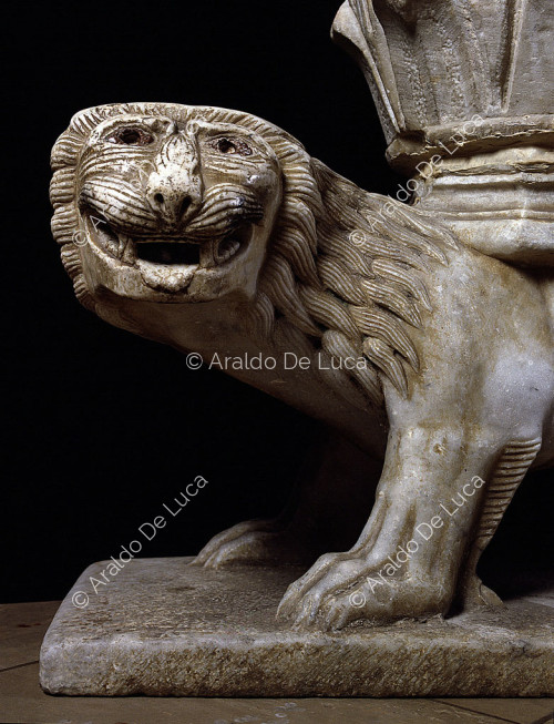 León estilóforo con capitel estípite