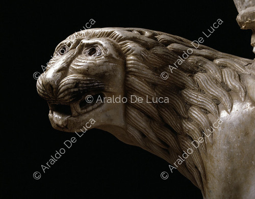 León estilóforo con capitel estípite