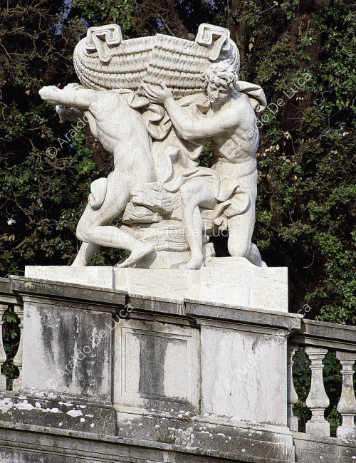 Statue auf der Balustrade des Äolusbrunnens