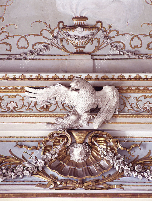 Águila imperial y motivos decorativos
