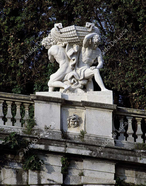 Estatua en la balaustrada de la Fuente de Eolo