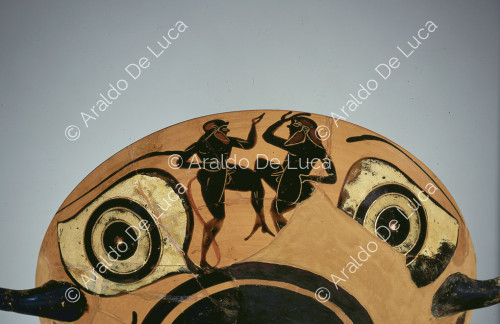 Kylix de arcilla con decoración de figuras negras