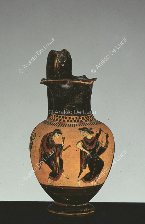 Oinochoe en argile, décor à figures noires