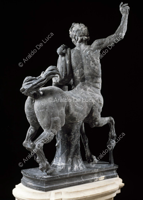 Estatua de Centauro en bronce