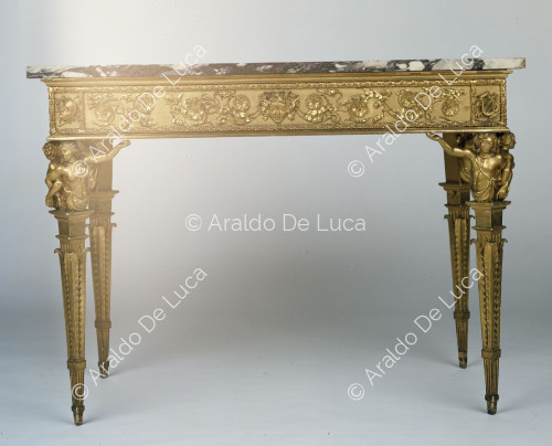 Mesa de madera dorada y esculpida