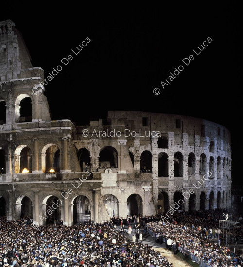 Vista nocturna del Coliseo