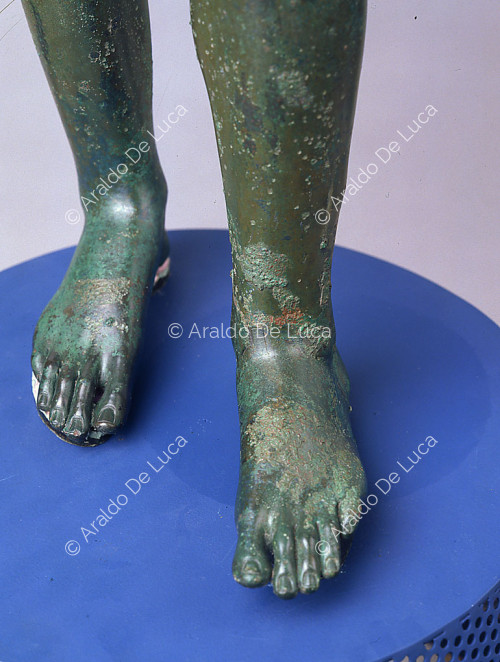 Particolare dei piedi della statua di Efebo