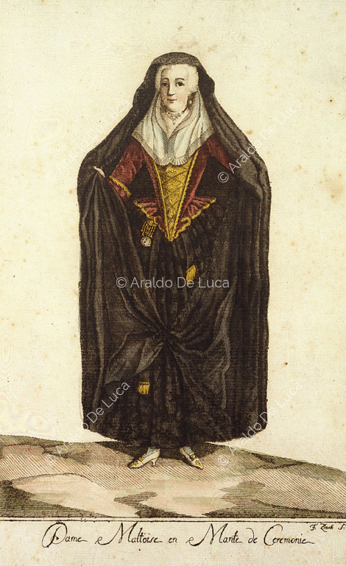 Signora maltese con mantello da cerimonia