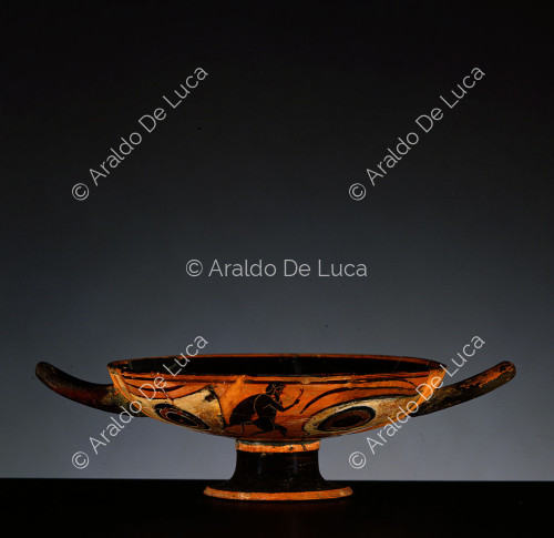 Clay kylix with black-figure decoration