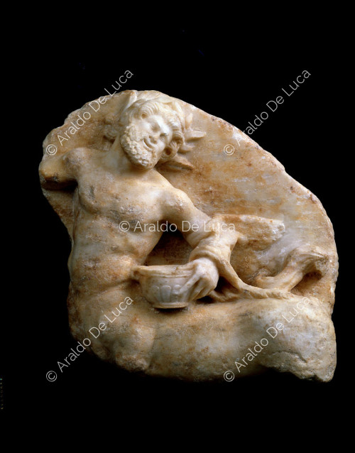 Losa decorada con relieve de figura de centauro